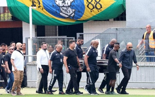 最期は古巣のサントスの本拠地で…一般参列者も最後の別れ、ペレ氏の葬儀が執り行われる