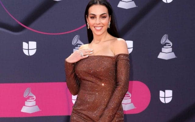 「美しすぎる」「ゴージャスだ」C・ロナウドと共にサウジアラビア入りしたパートナーにファンも興奮「ようこそサウジアラビアへ」