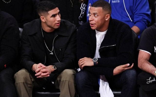 「とんでもないことだ」「小さく見える」親友ムバッペ＆ハキミがNBA観戦、スーパースターのデュラントと3ショット「特別な夜」