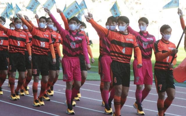 奇抜過ぎて日本の高校生が世界中で話題に！ 高川学園が見せたセットプレーでの“トルメンタ”が不発に終わる