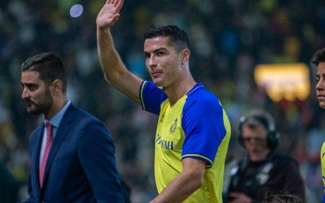 「素晴らしい」「とても感動的」C・ロナウドが粋な計らい、お披露目会でのサインボールを少女にプレゼントもあわやハプニングに