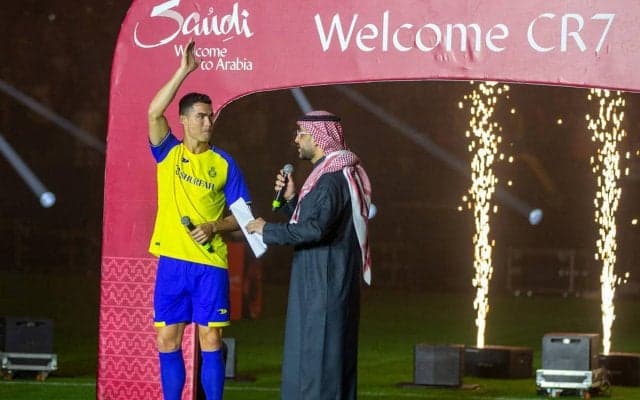 C・ロナウドの家族もサウジ入り、パートナーのジョルジーナさんの服装は好感得る「国の根幹を重んじた」