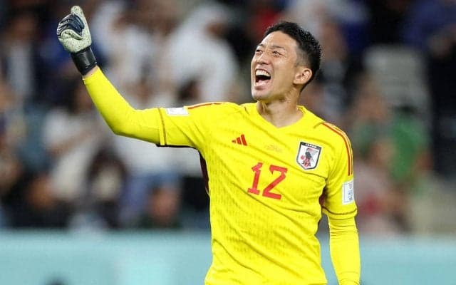 「激アツなツーショット」「素敵な写真」権田修一がイングランドへ、日本代表の仲間と試合後に笑顔2ショット「このふたり好き」