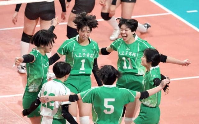 八王子実践が〝楽勝〟発進　全員が左手に「楽」右手に「勝」　成瀬主将「監督を胴上げしたい」／春高バレー