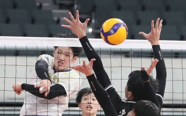 駿台学園が２年前の決勝で敗れた東福岡を下して４強　佐藤遥斗主将「心の中でバチバチでした」／春高バレー