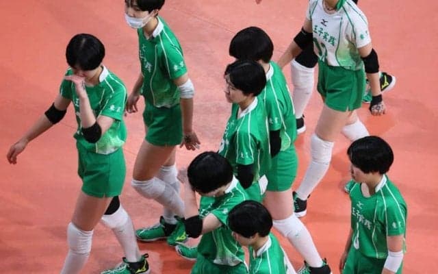 八王子実践が準々決勝敗退　成瀬ももか主将「センターコートで最後は貫井先生を胴上げしたかった」／春高バレー