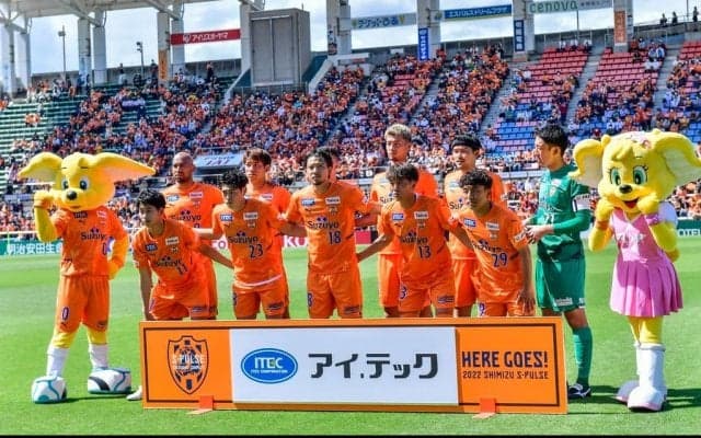 「今年のユニめっちゃカッコよすぎる！」清水エスパルスの「新ユニフォーム」が大絶賛！ 公開された選手の着用写真に「この画像、素敵　保存しちゃった！」の声も