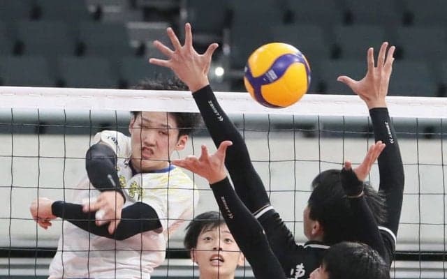 駿台学園、宿敵下し４強　春高バレー