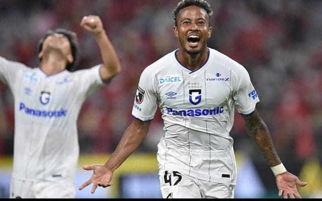 「ドラマの一場面みたい」「雑誌に掲載されてそう」鈴木武蔵、ガンバ大阪のチームメイトのオフショットが“エモい”と話題に「良い写真すぎる」