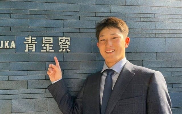 イケメン18歳がスーツ姿で早くも“プロの顔”　DeNAドラ1松尾、牧の“出世部屋“継承