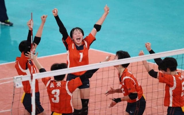 春高バレー　誠英、泥臭く逆転　拾って流れ呼び込み１０大会ぶりの決勝進出