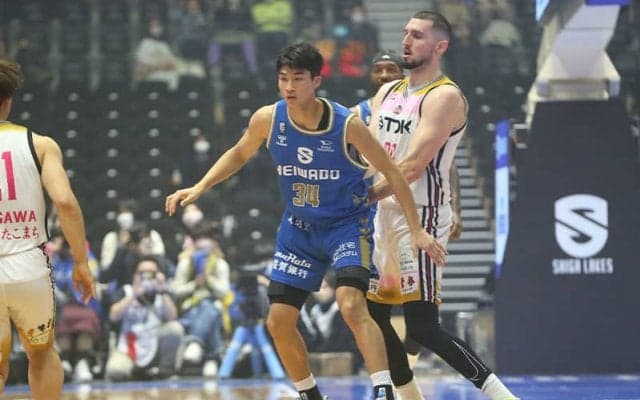 滋賀レイクスの湧川颯斗、“ほぼ”ぶっつけ本番のデビュー戦で躍動…高校バスケ引退から約2週間でプロの世界へ