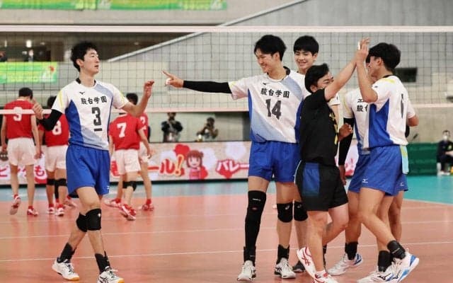 ３年ぶり！大観衆が戻ってきた　駿台学園がＶ王手、２カ月前に主将就任セッター・吉田「応援が力に」／春高バレー