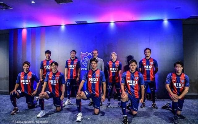 FC東京が新体制発表！ 横浜FMから移籍のFW仲川輝人のユニフォーム姿やＭＦ松木玖生の背番号「7」姿がお披露目されるも、出席予定だった日本代表・長友佑都は欠席