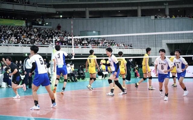 駿台学園が全員バレーで逆転勝利、日本一をつかみ取る【春高2023】