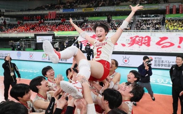 昨年決勝で悔し涙の古川学園、今年はＶで感涙！！　万感のセンター熊谷仁依奈主将「苦しかったけど頑張ってきた結果」／春高バレー