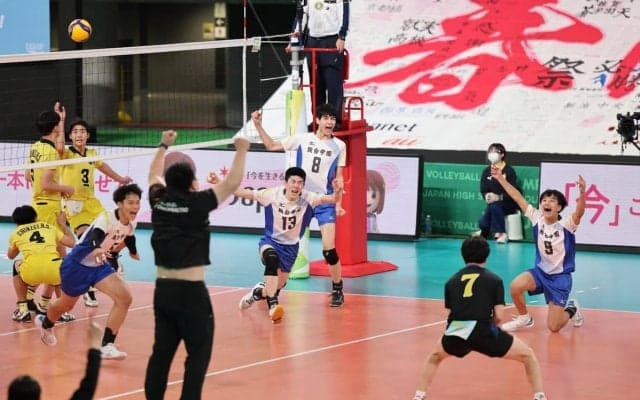 駿台学園、セットカウント０－２から大逆転！エース佐藤のサーブで崩し歓喜の瞬間「すごくうれしくて、自然と涙がこぼれた」／春高バレー
