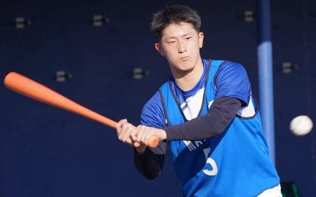 DeNAドラ1の“赤バット”は高校先輩・中田翔モデル　派手なスタイルから漂うスター性