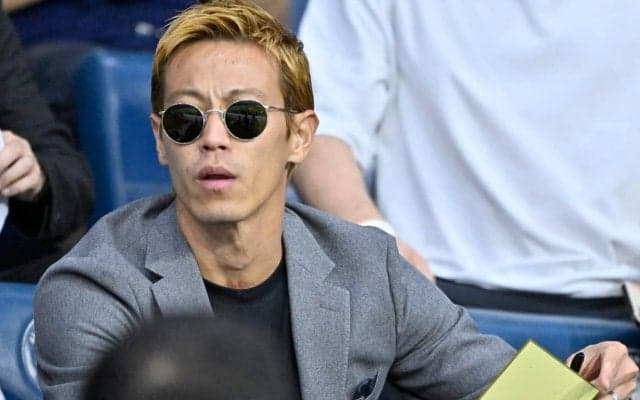 「今日は3階から目薬やりますか」元日本代表FW本田圭佑が「天井を見つめる姿」を使ってまたも大喜利開催…ファンから多数の回答が寄せられる