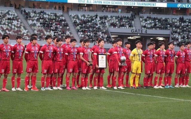 「めちゃくちゃ素敵な先輩」「くそかっこいい」鎌田大地が選手権準優勝の母校の後輩へメッセージ、感動の声の中でなぜか偽物と疑われる事態に「これ本物？」