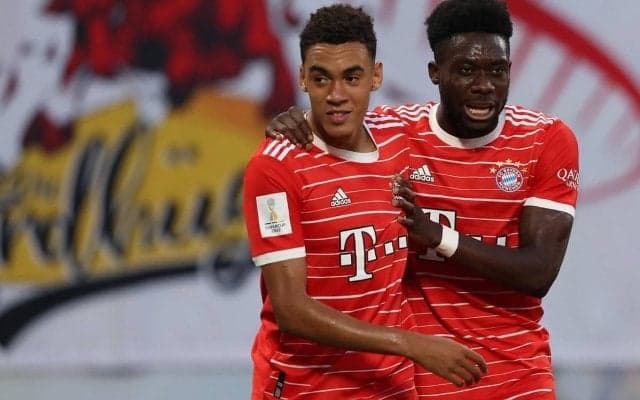 バイエルンのスピードスター、ムシアラとデイビスがドライブデート！ピッチ外でも風を切る「最高のデュオ」