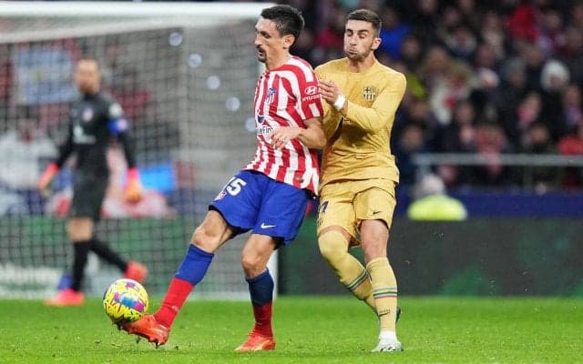 「WWEかな」サッカーでもクリンチ上等、アトレティコvsバルサで取っ組み合いの末に仲良く両者退場…