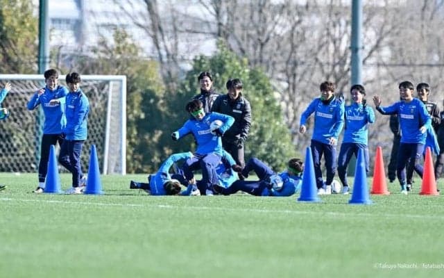 「最強のチャレンジャーになろう」鬼木達監督の激で川崎Fが始動！ 初日から5対5のミニゲームを行うなど、優勝奪還へみっちり2部練練習！