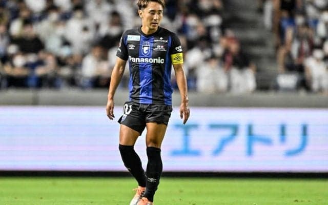 「新任コーチと言われても違和感ゼロ」大阪府知事がC大阪のユニフォーム着用で、G大阪・倉田との横並びショット公開！ 府民に運動呼びかけるも、「お、大阪ダービーだww」の声