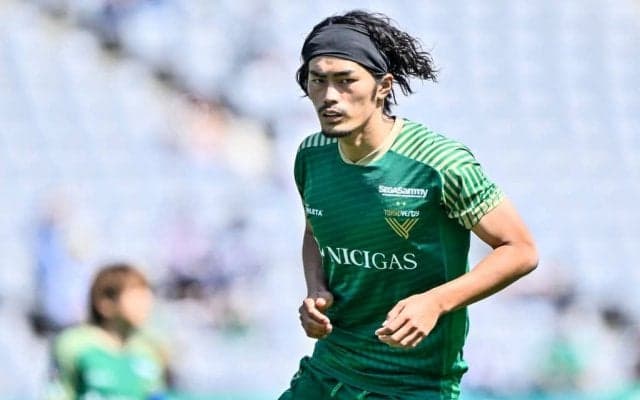 「雪がお似合い」札幌新戦力DF馬場晴也が受けた「北海道の洗礼」に、チームメイトは「まだまだ甘いな」！ 大雪に見舞われ、「寒いです。無理です、もう。早く沖縄に行きたいです」