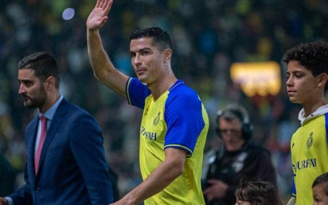 「どこまで飛ぶんだ」「CR7航空だ」デビュー待たれるC・ロナウド、練習中に見せた驚異のジャンプ力にチームメイトも唖然!?「後ろの選手の顔…」