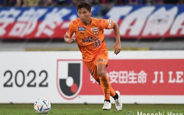 ｢観てるこっちも楽しい｣元日本代表・乾貴士がチームメイトと｢テックボール｣！2023シーズン始動日の練習後にリラックスムードで楽しむ