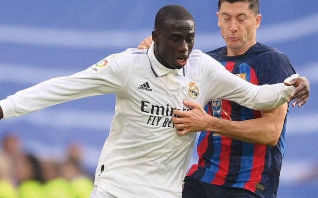 売却噂のマドリーDFメンディ、幹部とコーチ陣で評価が分かれる…