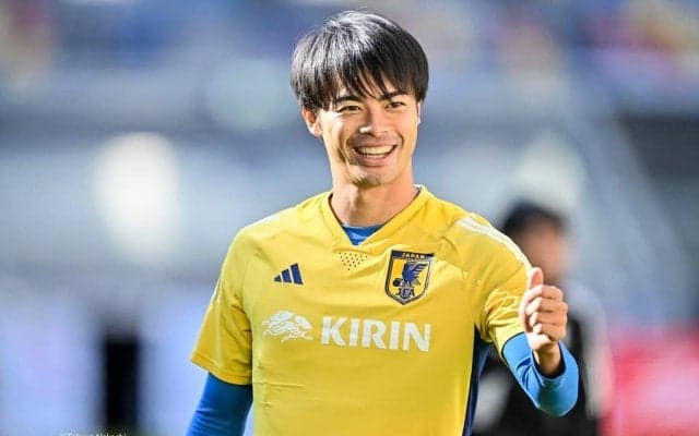 「花束持ってるの可愛すぎる」日本代表・三笘薫が「休日のデニムコーデ姿」公開！ 「プライベート載せてくれるの嬉しすぎます」など、ファンから喜びの声