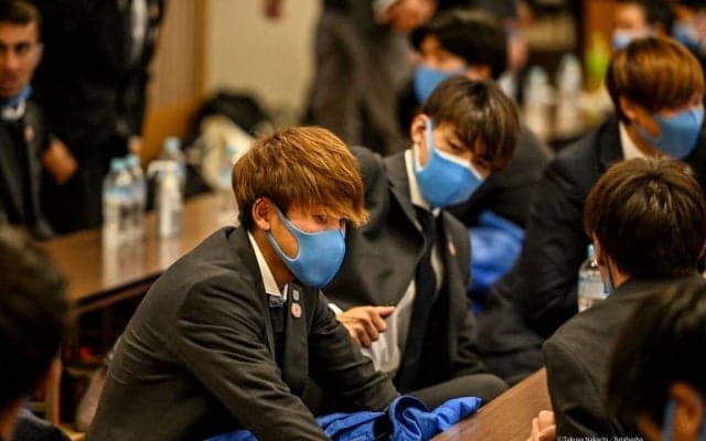 「ベストイレブンを宣言する格好じゃないのよ笑」川崎F・橘田の力強い意気込みに突っ込みの声！ 日本代表入りが期待されるMFが、アボカドだらけのカツラでバナナ400パック、アボカド100パックを販売！