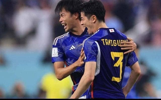 花束を持つオフショットが話題の三笘薫、コメント欄での谷口彰悟への秀逸な返しも反響「アラビア語面白すぎる」