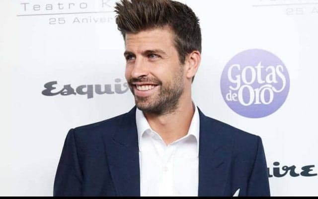 「あの覆面男は誰だ？」ピケ主催の7人制サッカーに素性を隠した選手が登場しざわつく…ユニフォームの名前は「謎」