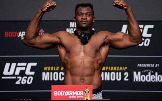 デカすぎる！UFCヘビー級王者のガヌーがエトー氏と対面 ともにカメルーンの英雄