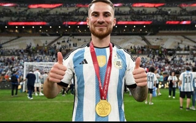 「触ってみて」三笘の同僚MFの優しさが反響！ファンの子供たちにW杯のメダルまで取り出し記念撮影「最高の振る舞い」