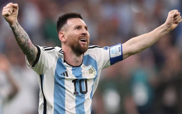 「完璧なタイミング」メッシの“奇跡の1枚”が話題に！「メッシが天使に」「本物の神になった」