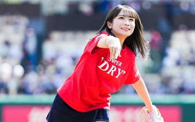 「かわいすぎる」赤面ミニスカ始球式が大反響　卒業発表に「これからも応援」