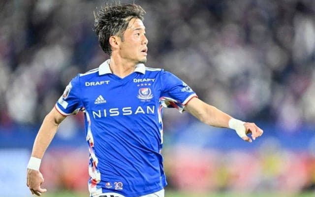 「エモいよね、こう言う伝統継承って」横浜FMのDFが2ショット写真で明かした「背番号変更の意味」！「柏方面の需要も相当だよね？」とクラブの垣根を越えて感動が広がる