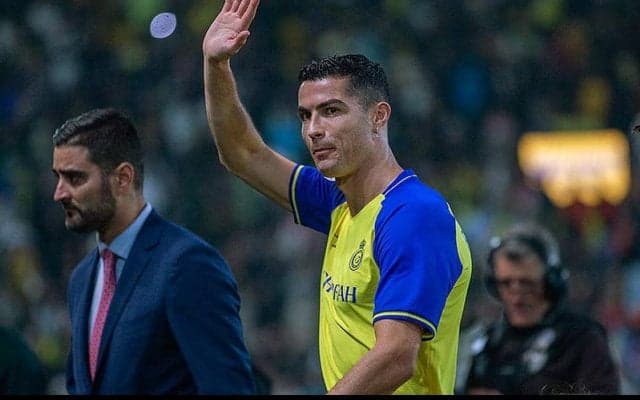 ロベカルもいる！C・ロナウドが古巣レアルを訪問し選手らと記念撮影