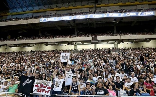 スパーズがレギュラーシーズンの歴代最多観客動員数を更新…6万8000人超が旧本拠地に来場