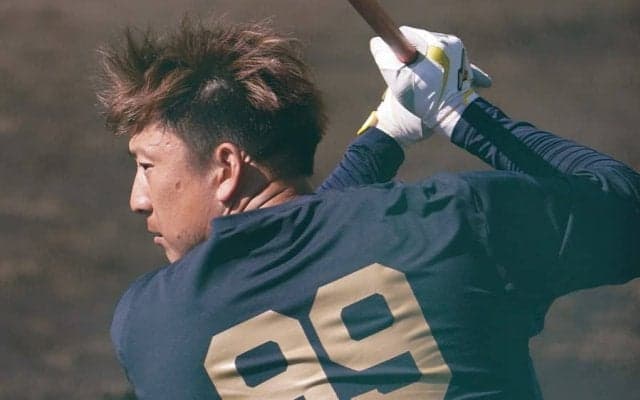 球界屈指の“極太もも”が「ますますマッチョに」　短パンまくり上げ「脚に目が…」