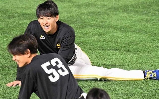 「辛そうな顔もイケメン」　パンパンの腹さする鷹右腕は「体デカくなったね」