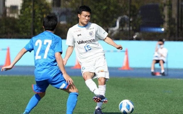 ｢可愛い写真だな｣元日本代表DFコンビの「トレーニングマッチで再開2ショット」が話題！「今でも現役」選手と「今は監督」の2人が新シーズン前に再開！