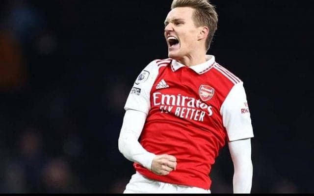 これぞダービーのバチバチ感！アーセナル主将ウーデゴールと相手サポーターが真正面から向かい合う1枚が反響「カッコ良すぎる」「壁紙にした」