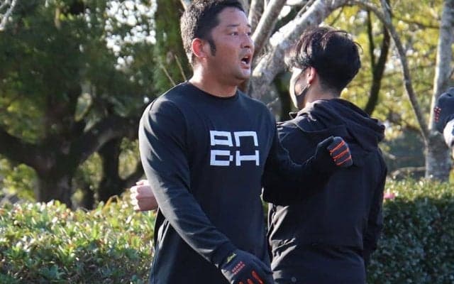 鷹・嶺井に松田が本塁打パフォ考案　ニックネームにちなんで「バウ！バウ！バウ！」