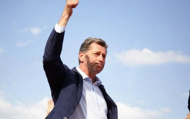 「すご」「経歴の凄さを感じる」トルコキャンプ中の広島にポドルスキが登場！ スキッベ監督の意外な繋がりが分かる再会が話題「改めてすごい方が監督をしているんだな」