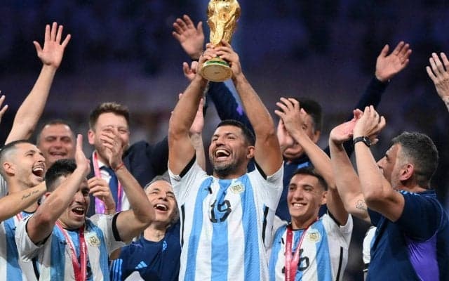 ピケ主催の7人制サッカー大会にピエロ登場、正体はなんと心臓の問題で引退したアグエロ！ 復活＆即ゴールで沸かせる